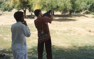 在巴基斯坦西北边境用卡拉什尼科夫步枪射击