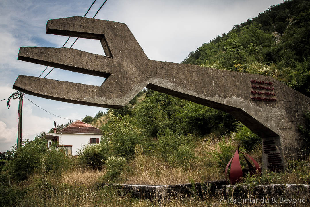 吊死爱国者的纪念碑（民族解放战争的堕落受害者的纪念碑/“叉子”）vranjske njive njive montenegro -1