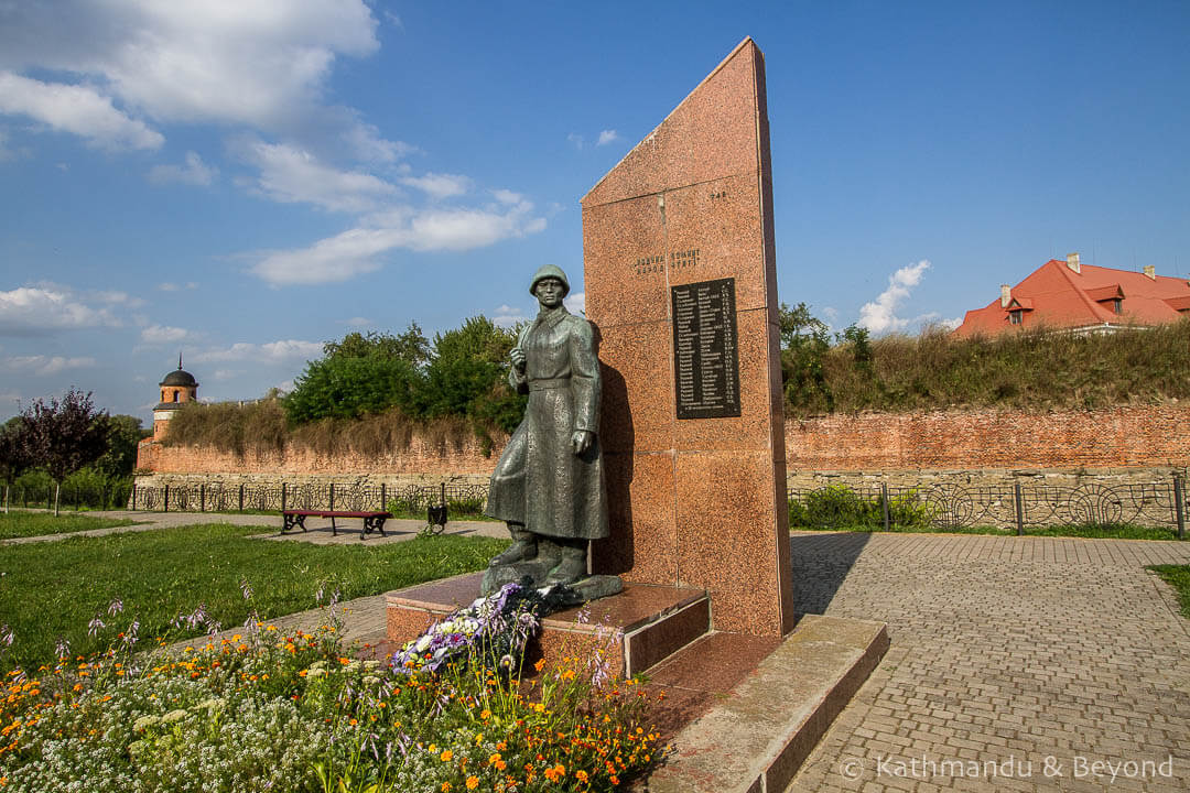 乌克兰杜布诺阵亡士兵纪念碑-1-2