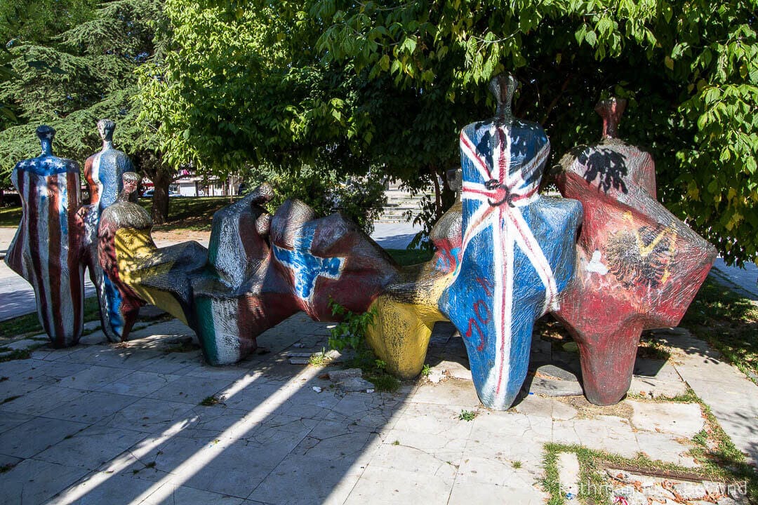 街头艺术:科索沃普里什蒂纳兄弟情谊和团结纪念碑