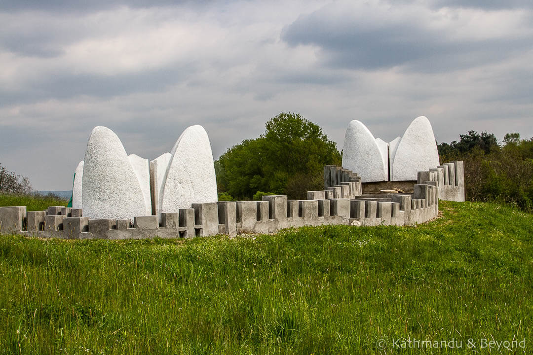石头睡眠纪念碑苏玛里斯纪念公园塞尔维亚克拉古耶瓦茨1