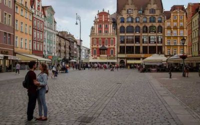 旅行射击：弗罗茨瓦夫（Wroclaw）在波兰的Stary Rynek上的浪漫时刻
