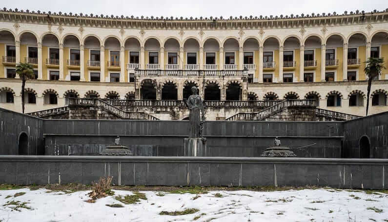格鲁吉亚茨卡尔图博废弃的苏联时代疗养院和酒店