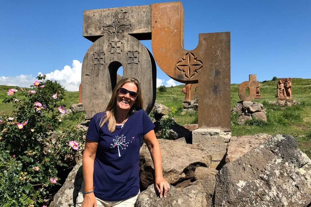 Kirsty在字母纪念碑，亚美尼亚