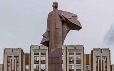 在照片中：前苏联的列宁雕像 